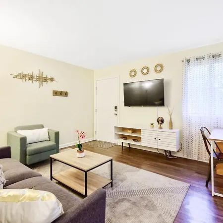 Dapper Digs - King Bed - Long Term Stays - Duke